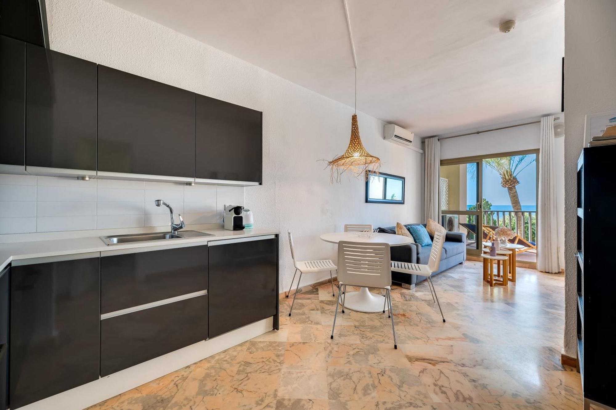 Front Line Beach Studio Apartment มาร์เบยา ภายนอก รูปภาพ