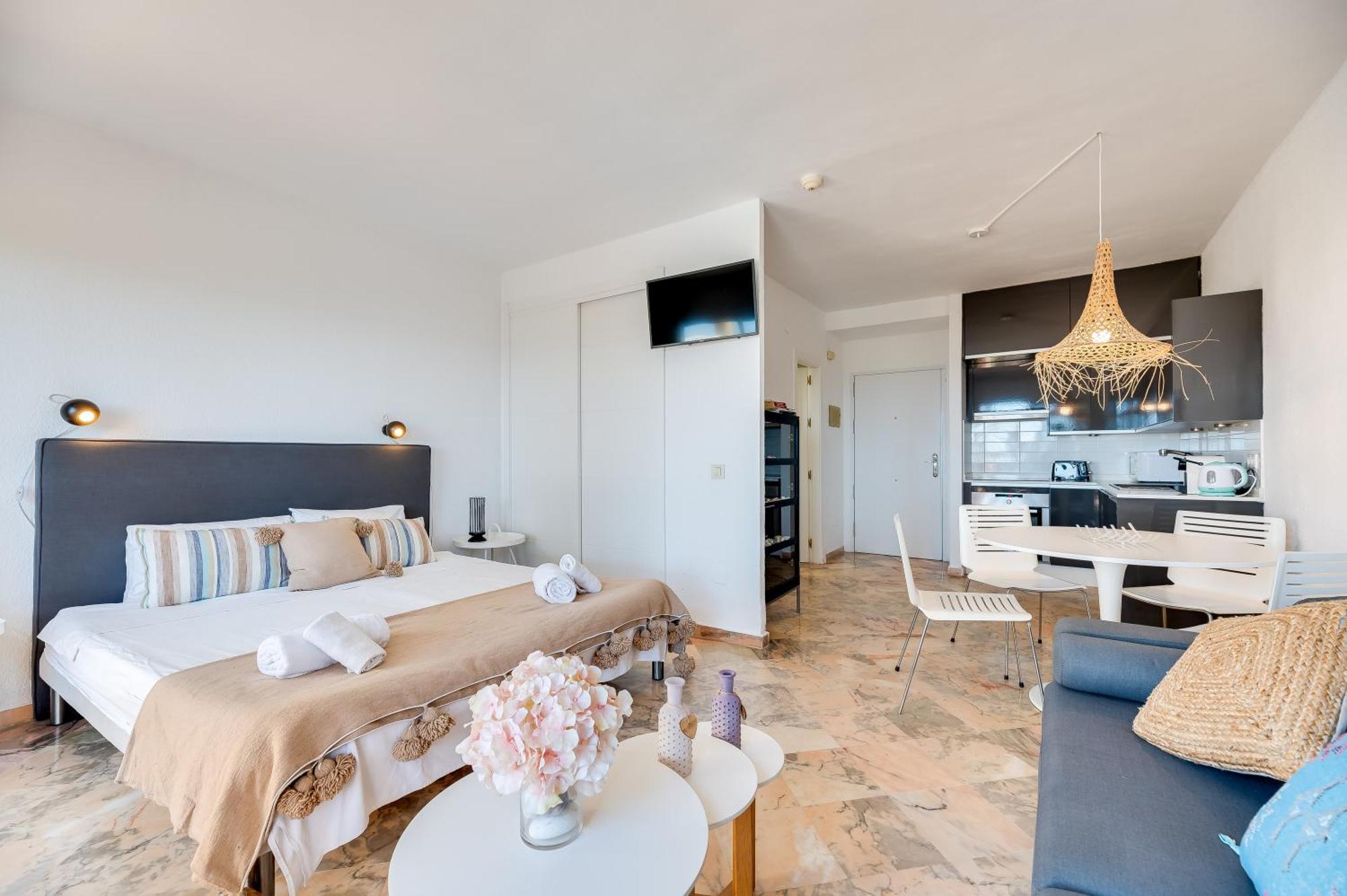 Front Line Beach Studio Apartment มาร์เบยา ภายนอก รูปภาพ
